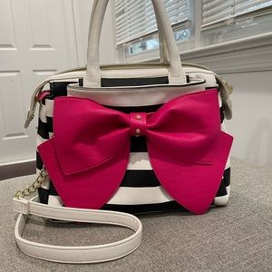 Betsey Johnson crossbody/ handbag! Great conditions lots of pockets!